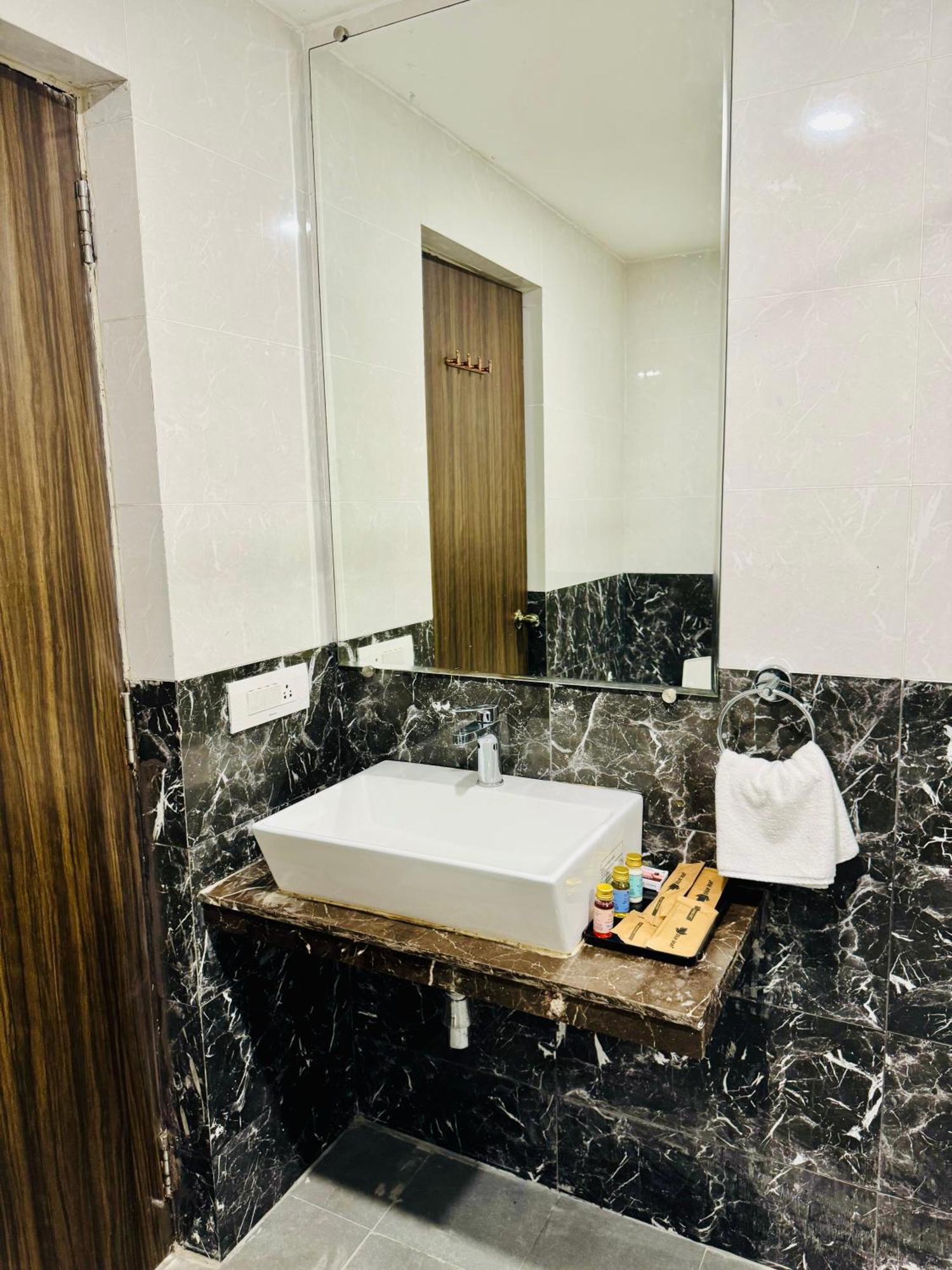 Bluo Amani Vagator - Boutique Hotel Goa Anjuna Oda fotoğraf